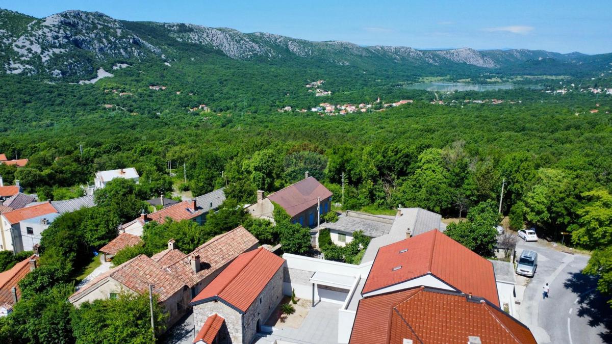 Vila Tribalj – Kombinacija Avtohtonega in Modernega