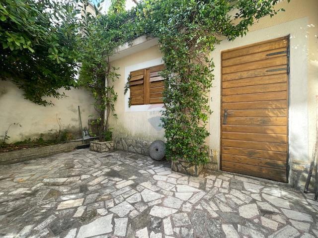 Otok Krk, Dobrinj, hiša s strešno teraso in pogledom na morje