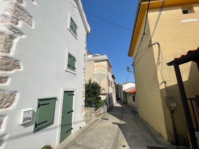 Otok Krk, Dobrinj, hiša s strešno teraso in pogledom na morje