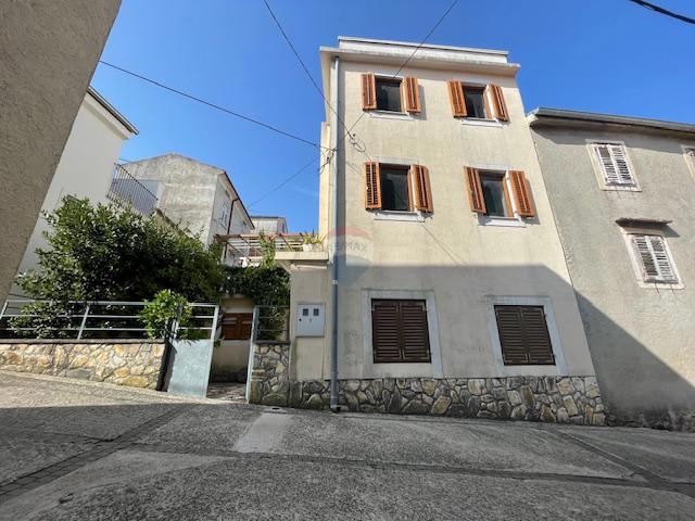 Otok Krk, Dobrinj, hiša s strešno teraso in pogledom na morje