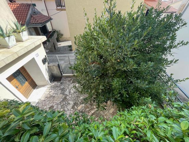 Otok Krk, Dobrinj, hiša s strešno teraso in pogledom na morje