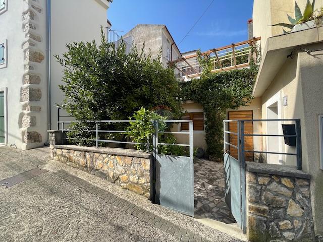Otok Krk, Dobrinj, hiša s strešno teraso in pogledom na morje