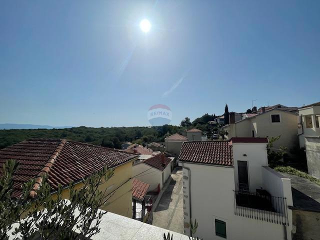 Otok Krk, Dobrinj, hiša s strešno teraso in pogledom na morje