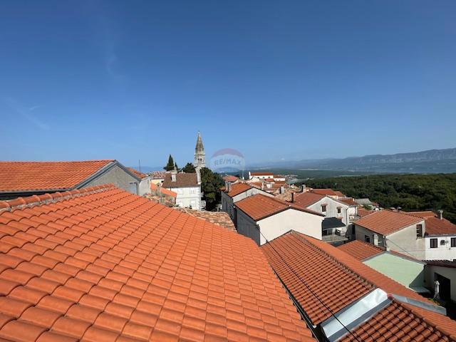 Otok Krk, Dobrinj, hiša s strešno teraso in pogledom na morje