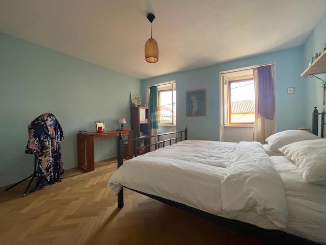 Otok Krk, Dobrinj, hiša s strešno teraso in pogledom na morje