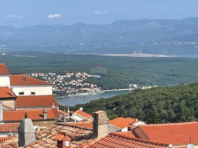 Otok Krk, Dobrinj, hiša s strešno teraso in pogledom na morje