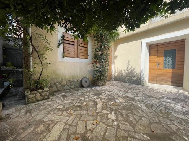 Otok Krk, Dobrinj, hiša s strešno teraso in pogledom na morje