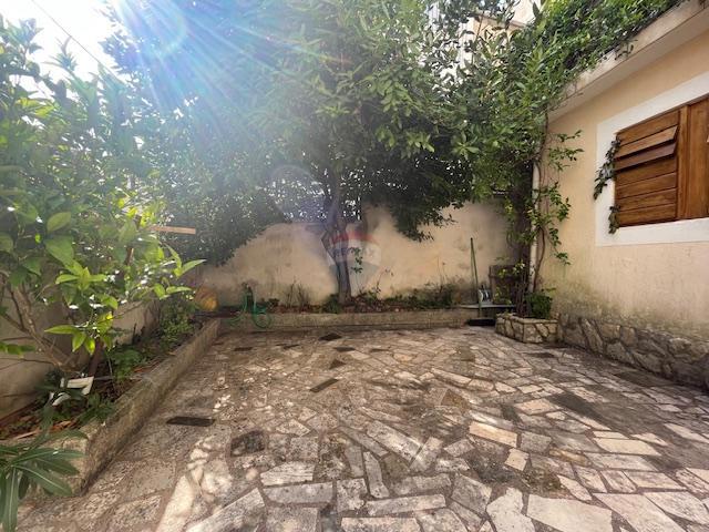 Otok Krk, Dobrinj, hiša s strešno teraso in pogledom na morje