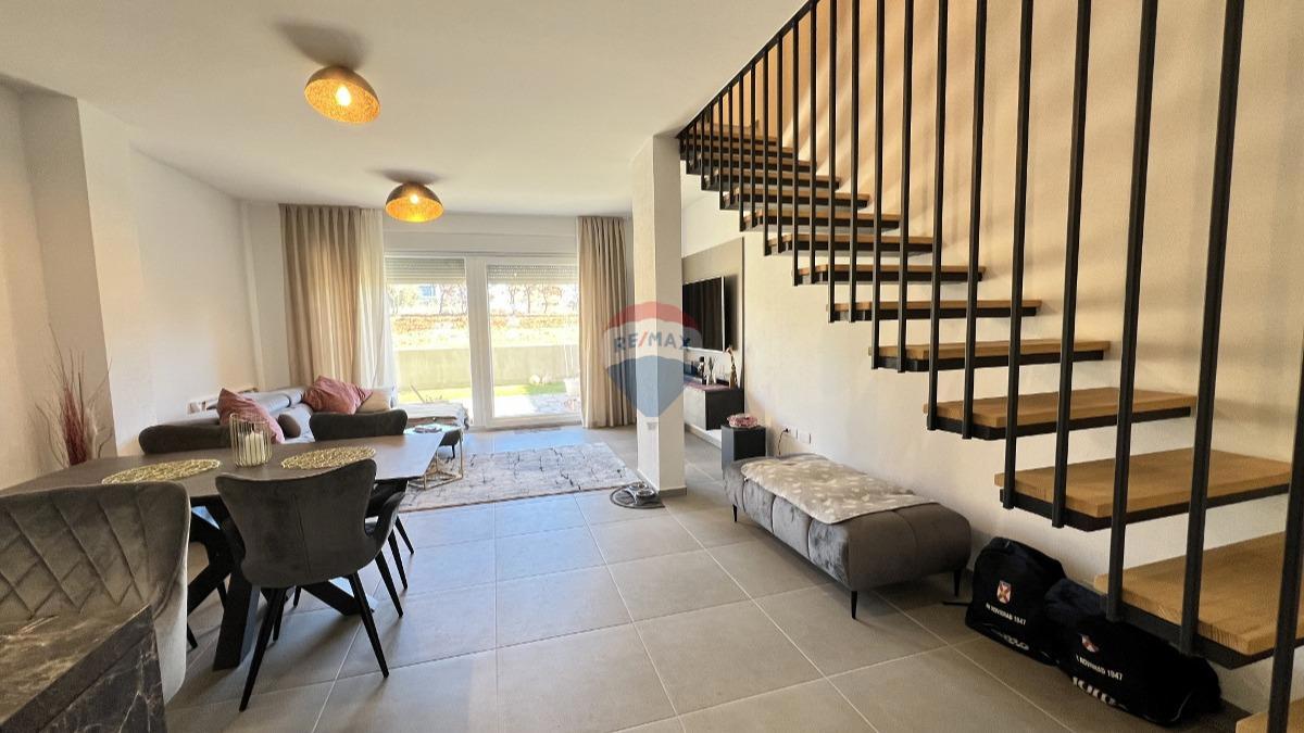 Istra, Novigrad – Dvonadstropno stanovanje s pogledom in vrtom