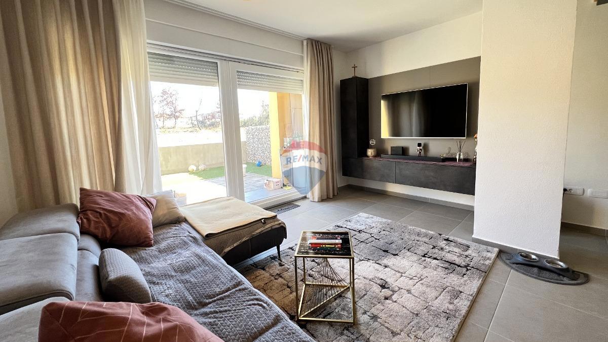 Istra, Novigrad – Dvonadstropno stanovanje s pogledom in vrtom