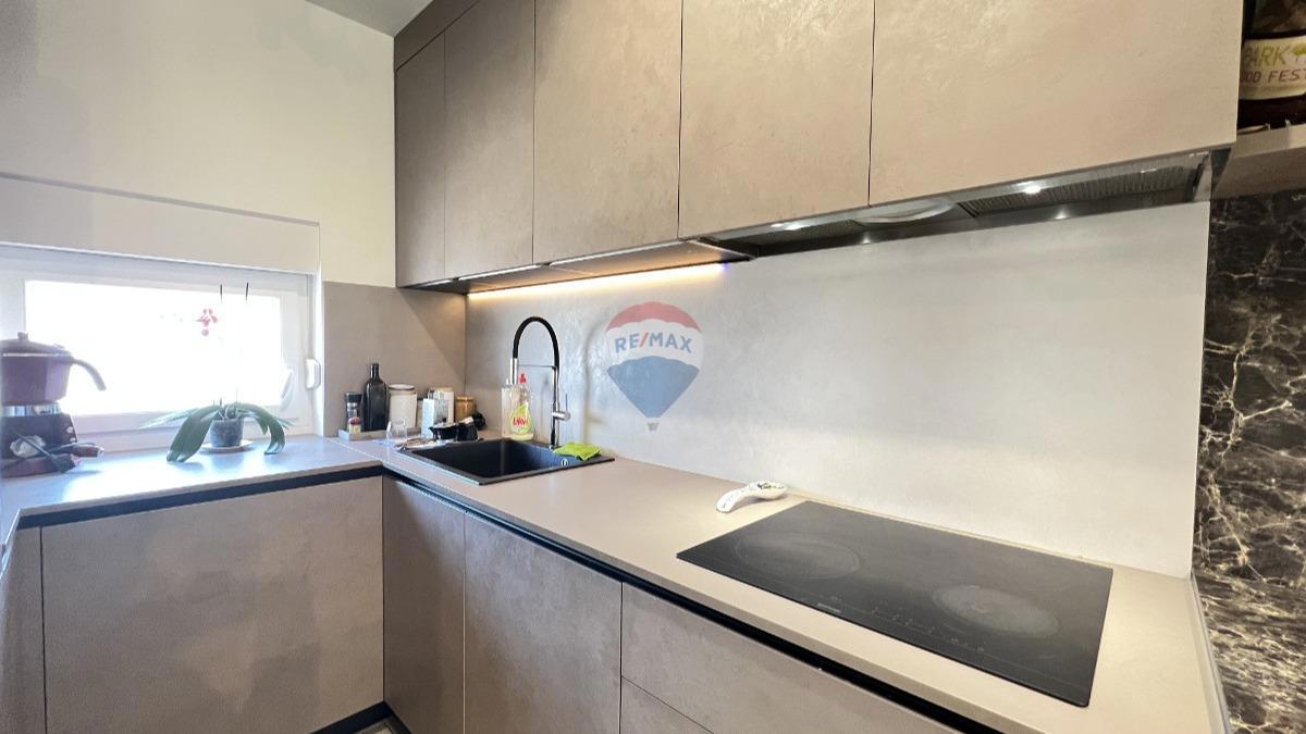 Istra, Novigrad – Dvonadstropno stanovanje s pogledom in vrtom