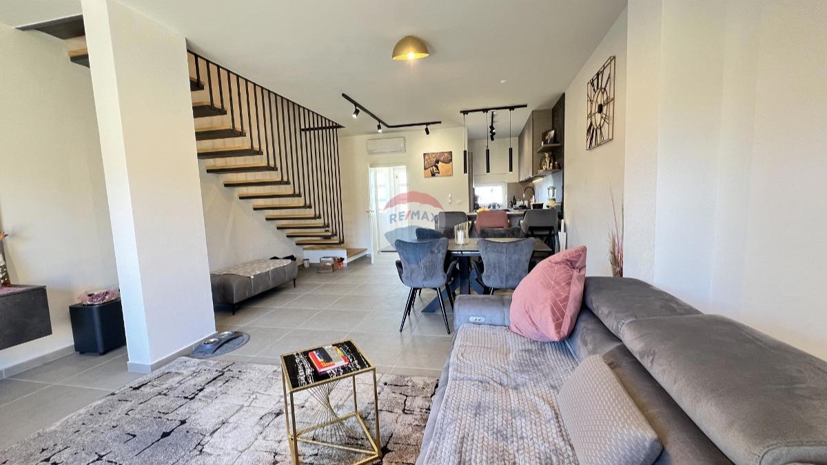 Istra, Novigrad – Dvonadstropno stanovanje s pogledom in vrtom