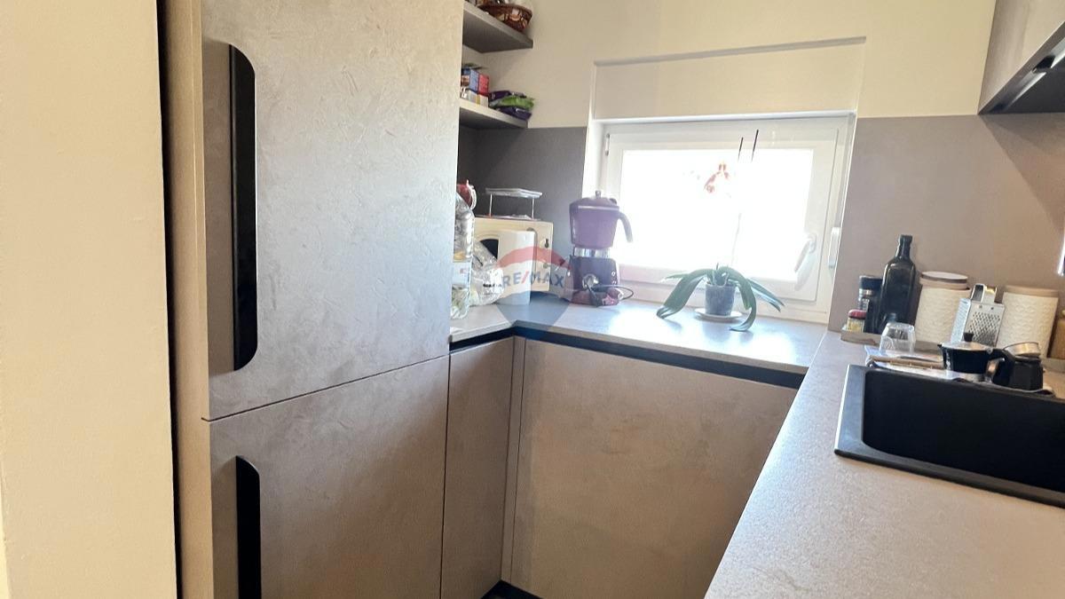 Istra, Novigrad – Dvonadstropno stanovanje s pogledom in vrtom