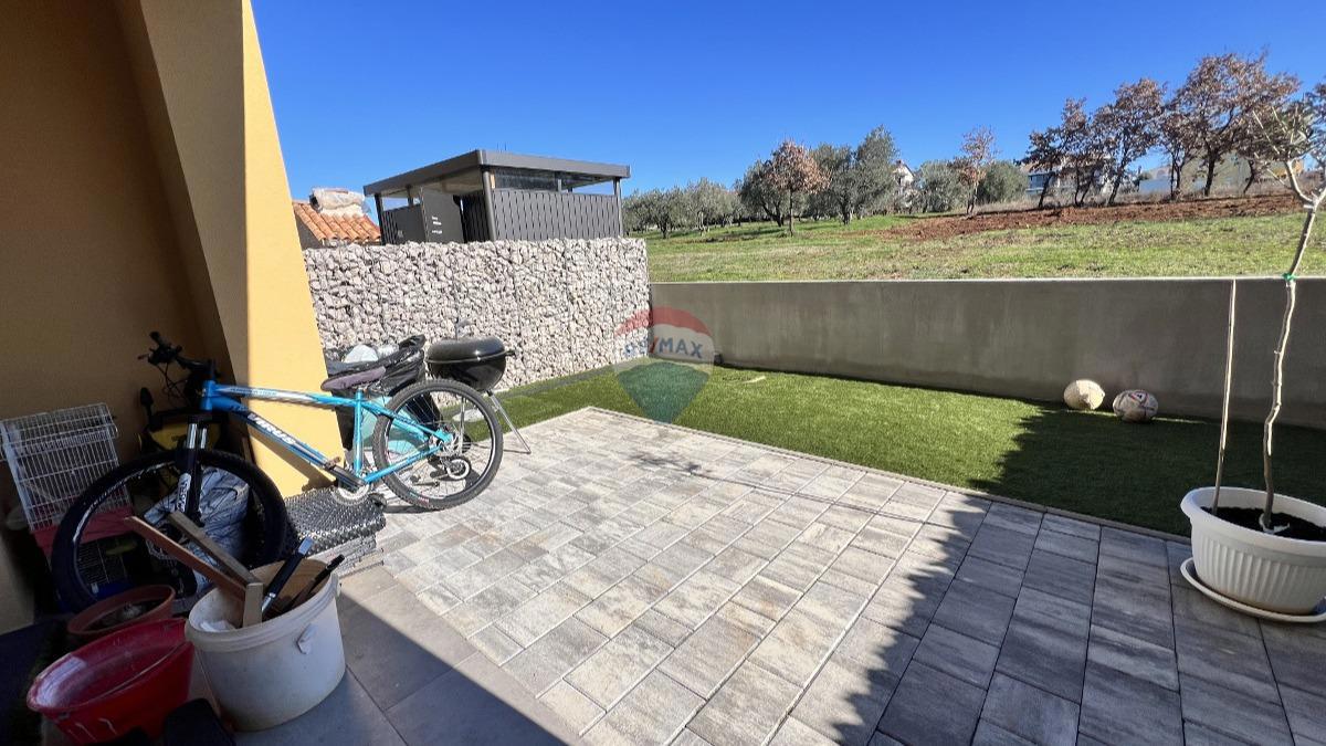 Istra, Novigrad – Dvonadstropno stanovanje s pogledom in vrtom