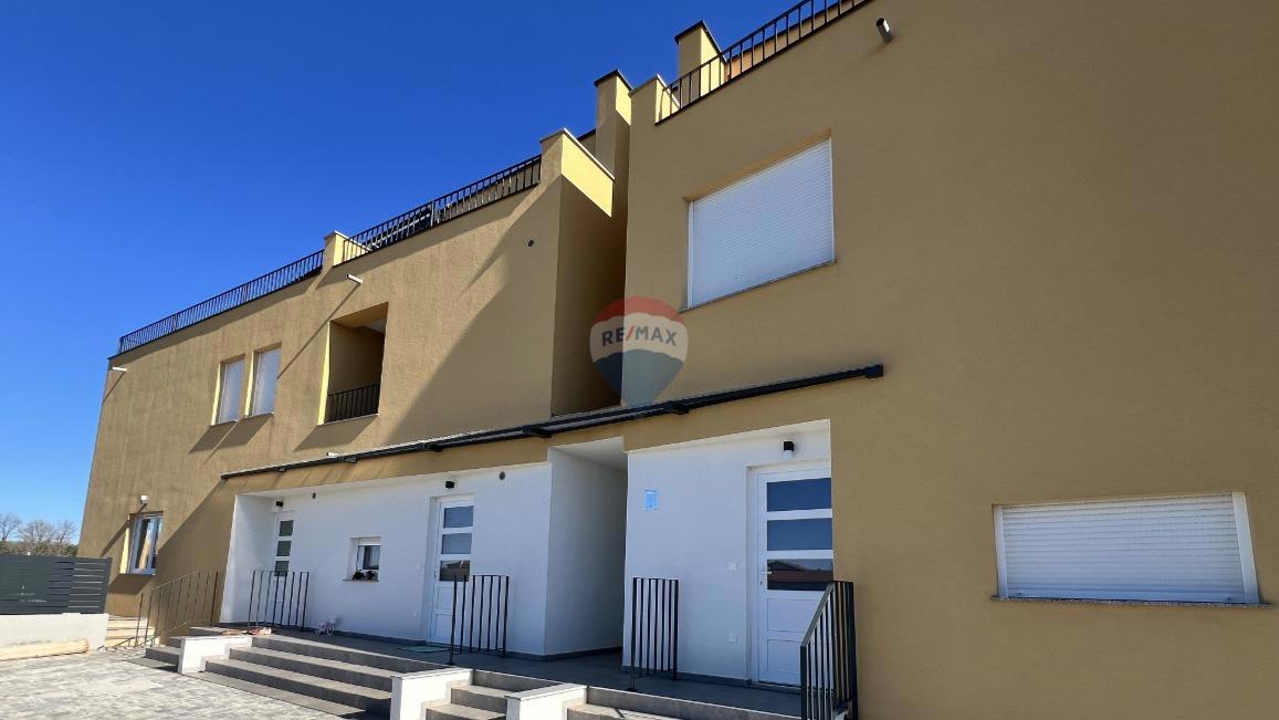 Istra, Novigrad – Dvonadstropno stanovanje s pogledom in vrtom