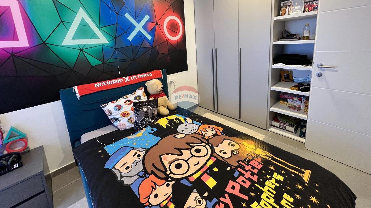 Istra, Novigrad – Dvonadstropno stanovanje s pogledom in vrtom