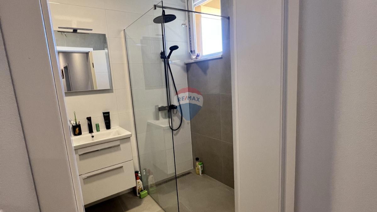 Istra, Novigrad – Dvonadstropno stanovanje s pogledom in vrtom