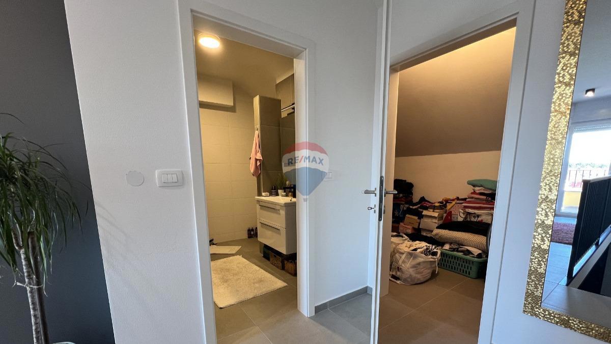 Istra, Novigrad – Dvonadstropno stanovanje s pogledom in vrtom