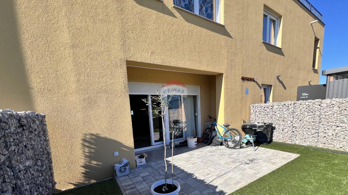 Istra, Novigrad – Dvonadstropno stanovanje s pogledom in vrtom