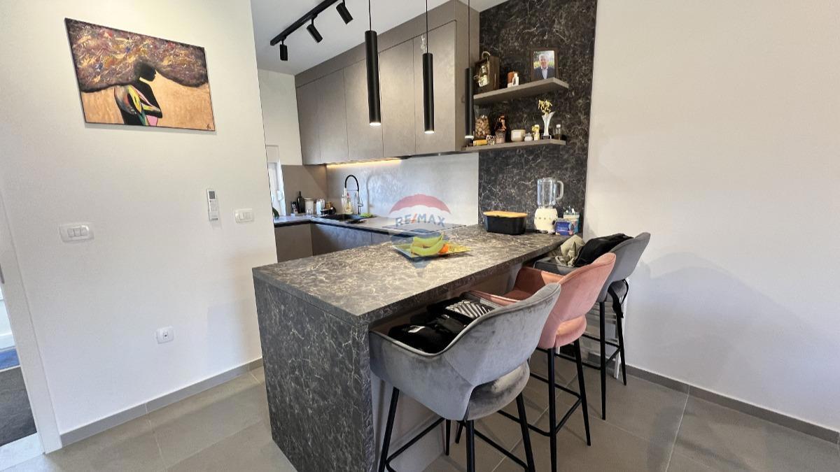 Istra, Novigrad – Dvonadstropno stanovanje s pogledom in vrtom