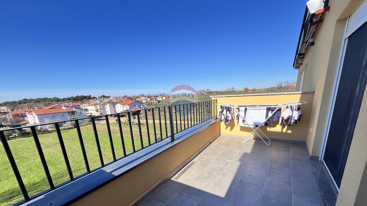 Istra, Novigrad – Dvonadstropno stanovanje s pogledom in vrtom