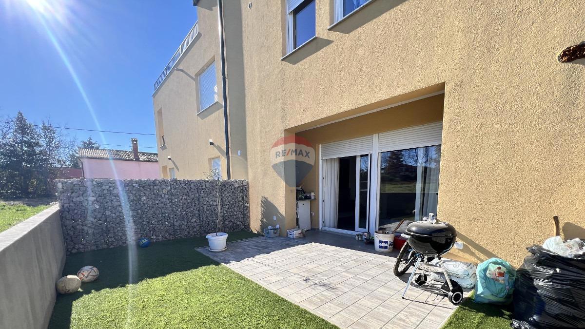 Istra, Novigrad – Dvonadstropno stanovanje s pogledom in vrtom