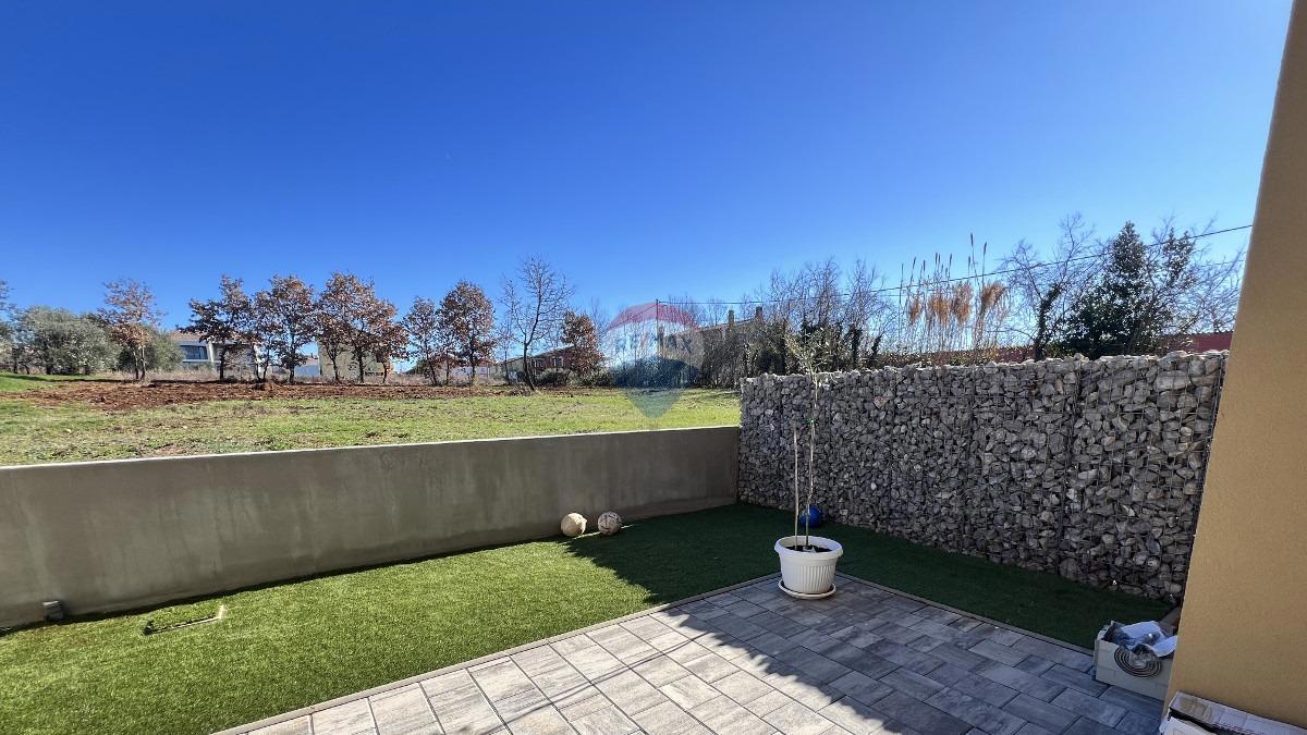 Istra, Novigrad – Dvonadstropno stanovanje s pogledom in vrtom