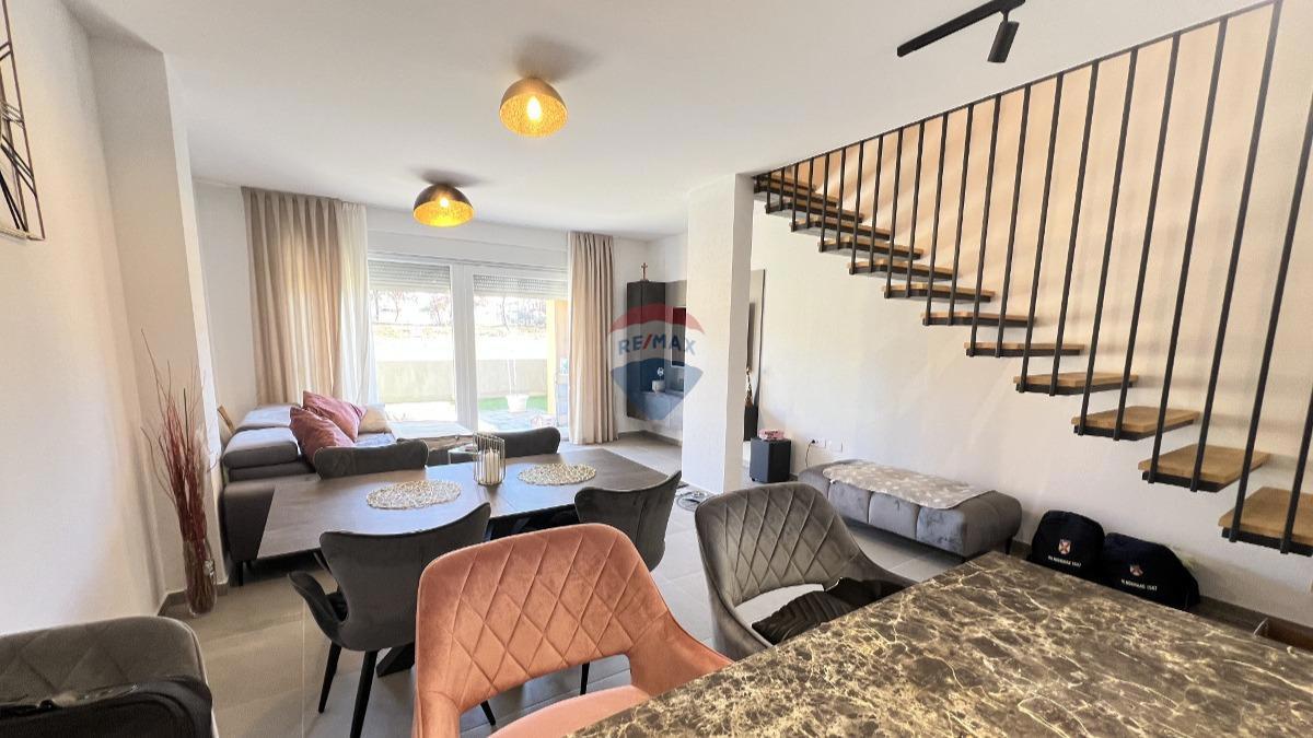 Istra, Novigrad – Dvonadstropno stanovanje s pogledom in vrtom