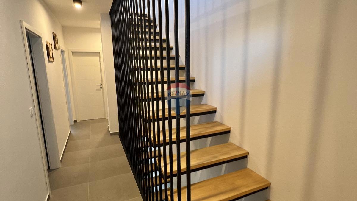 Istra, Novigrad – Dvonadstropno stanovanje s pogledom in vrtom