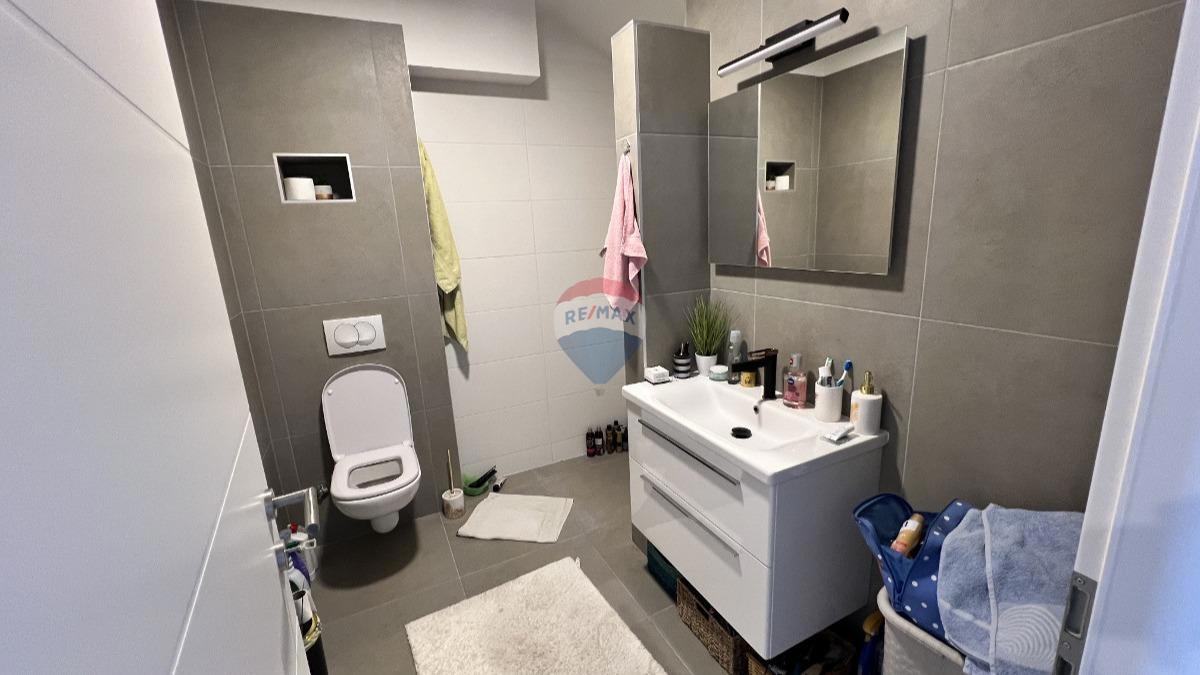 Istra, Novigrad – Dvonadstropno stanovanje s pogledom in vrtom