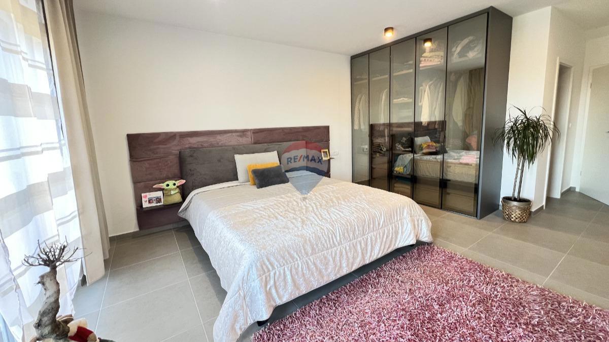 Istra, Novigrad – Dvonadstropno stanovanje s pogledom in vrtom