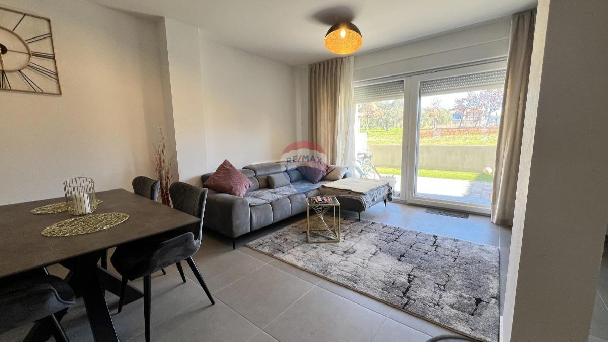 Istra, Novigrad – Dvonadstropno stanovanje s pogledom in vrtom