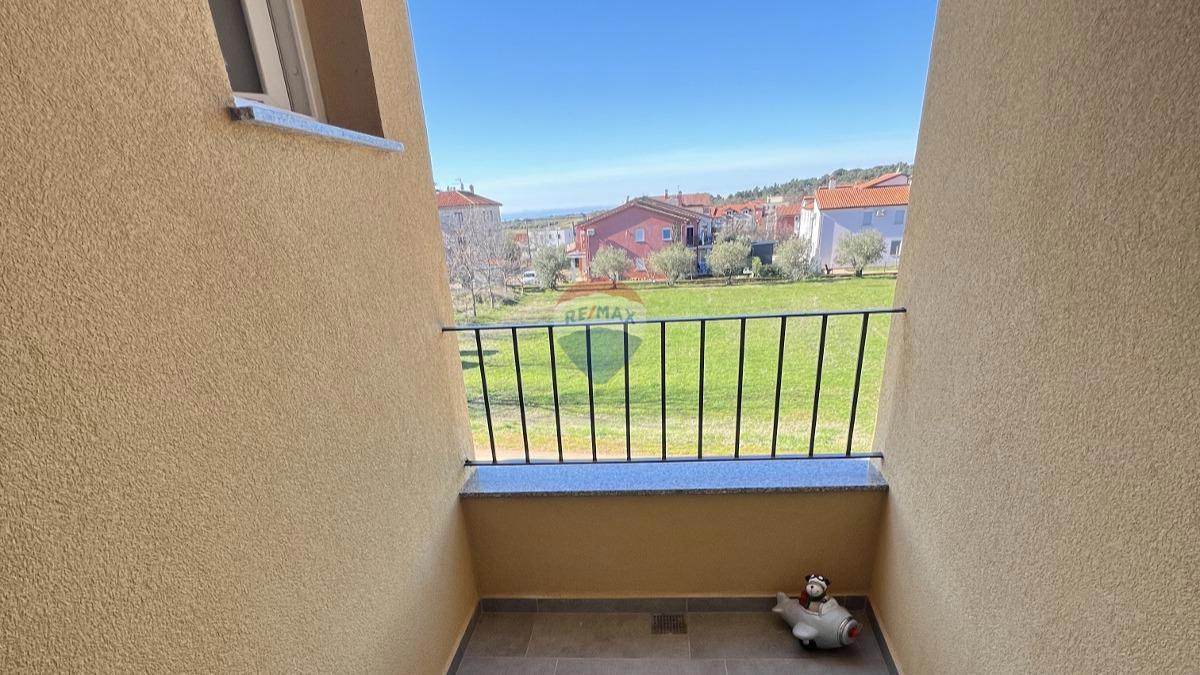 Istra, Novigrad – Dvonadstropno stanovanje s pogledom in vrtom