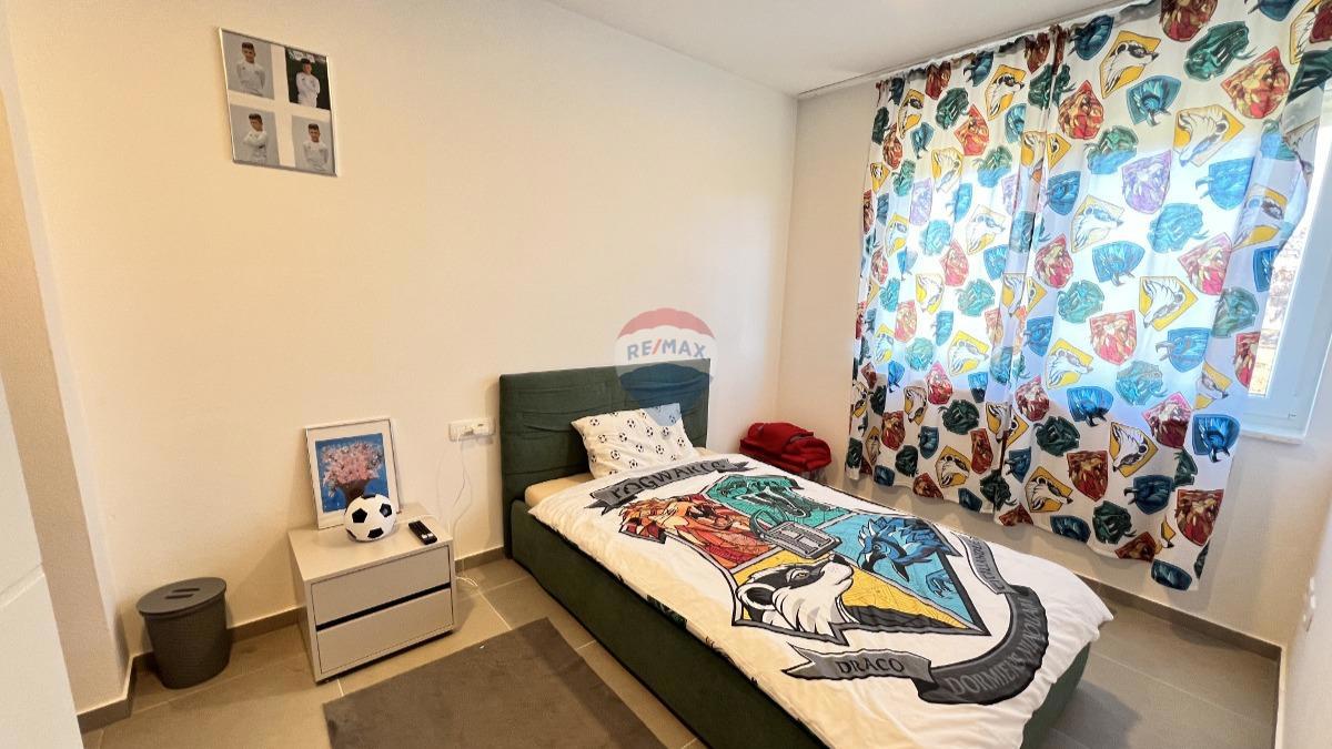 Istra, Novigrad – Dvonadstropno stanovanje s pogledom in vrtom