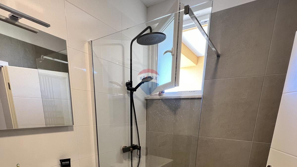 Istra, Novigrad – Dvonadstropno stanovanje s pogledom in vrtom