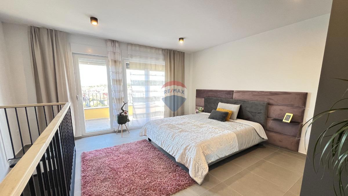 Istra, Novigrad – Dvonadstropno stanovanje s pogledom in vrtom