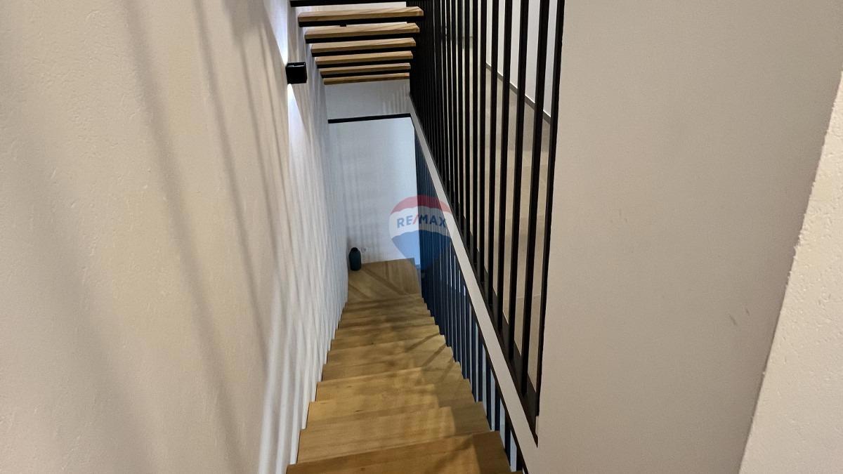 Istra, Novigrad – Dvonadstropno stanovanje s pogledom in vrtom