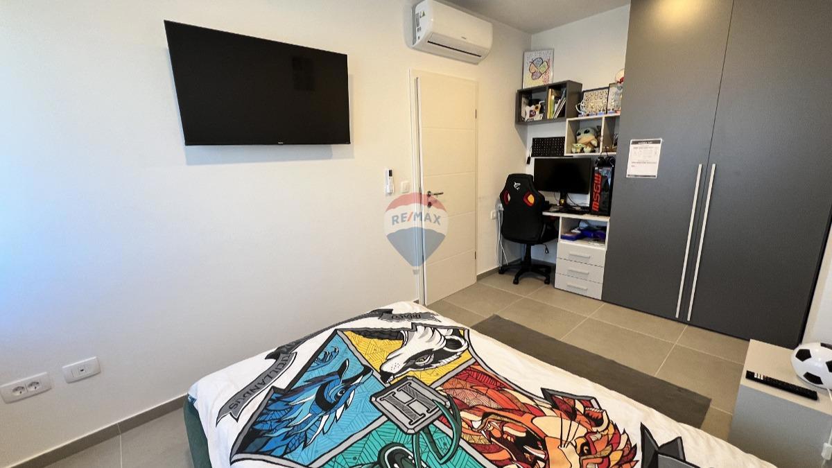 Istra, Novigrad – Dvonadstropno stanovanje s pogledom in vrtom