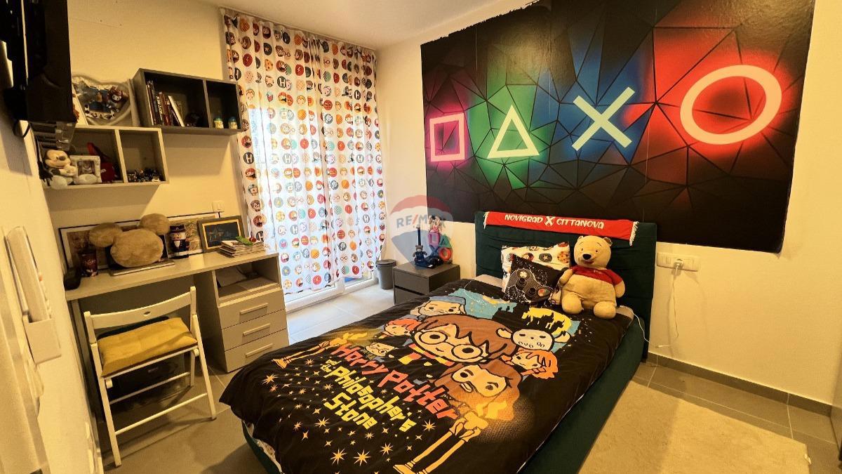 Istra, Novigrad – Dvonadstropno stanovanje s pogledom in vrtom