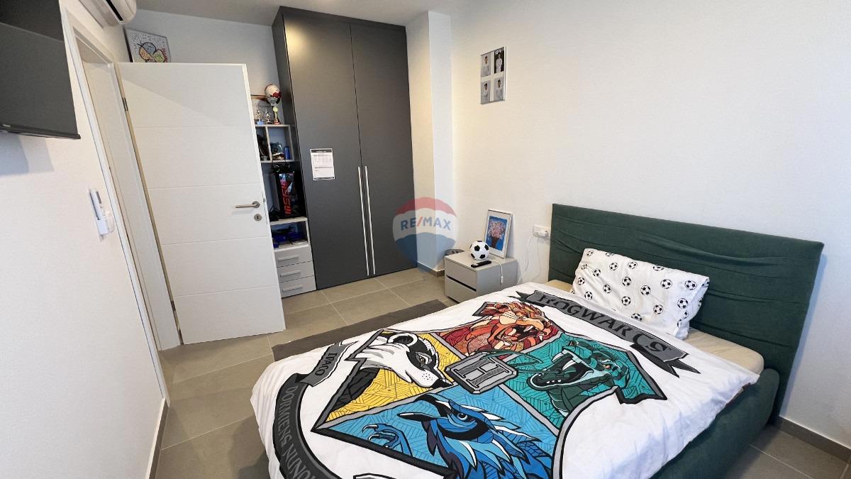 Istra, Novigrad – Dvonadstropno stanovanje s pogledom in vrtom