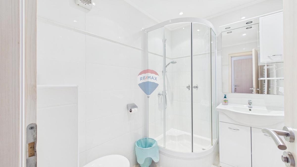 Hiša Rovinj, Dvojček naprodaj v Rovinj – 360 m², pogled na morje, 500 m od plaže