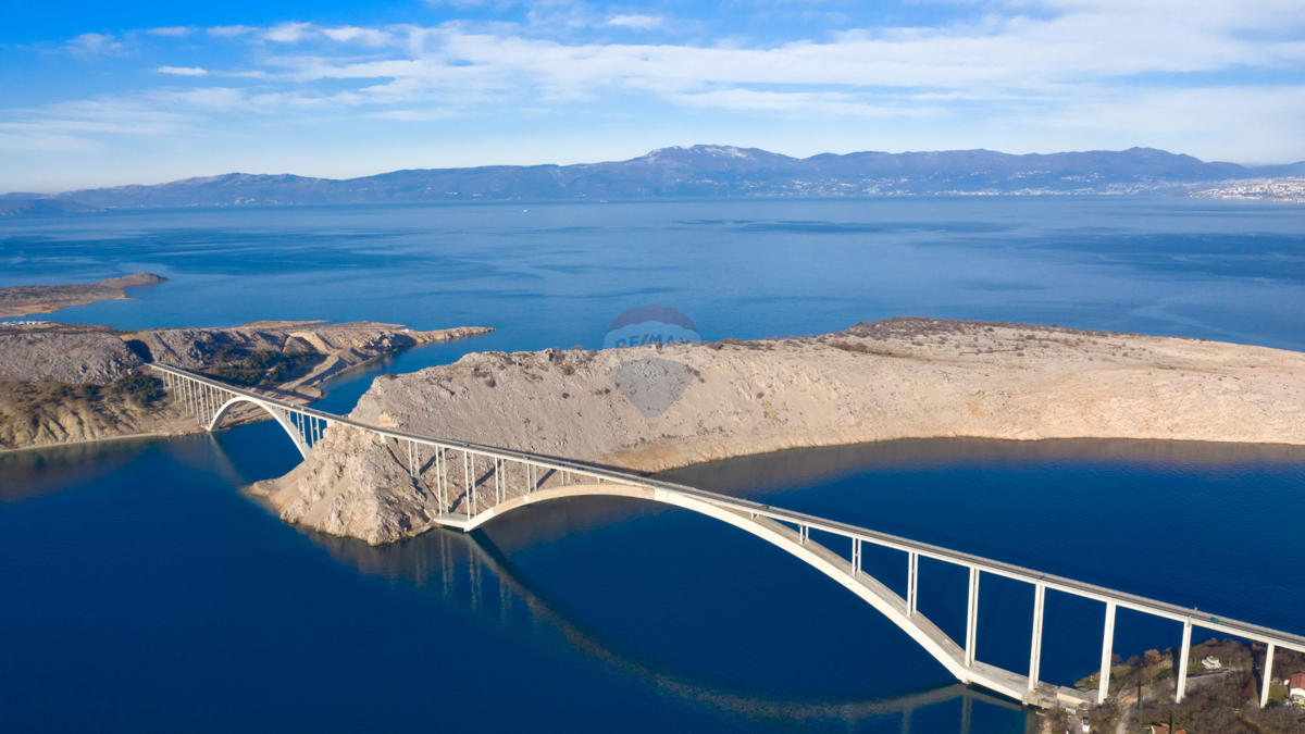 OTOK KRK - samostojna hiša z dvema apartmajema 300 METROV OD MORJA