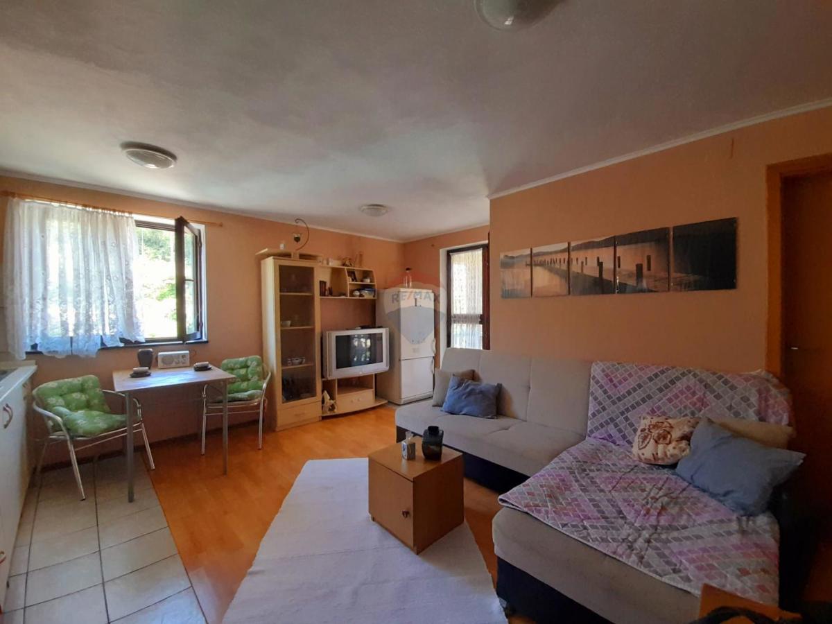 OTOK KRK - samostojna hiša z dvema apartmajema 300 METROV OD MORJA