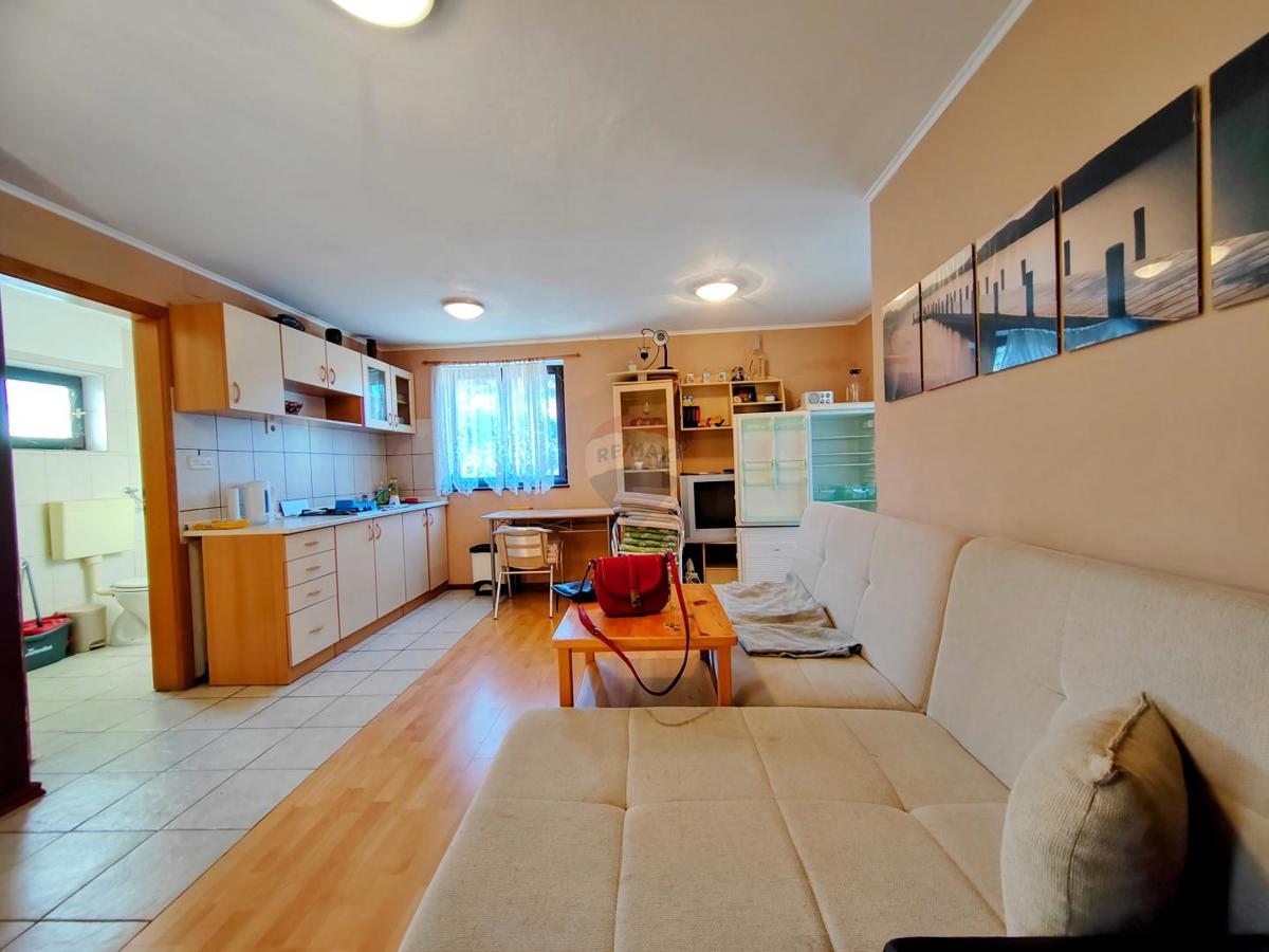 OTOK KRK - samostojna hiša z dvema apartmajema 300 METROV OD MORJA