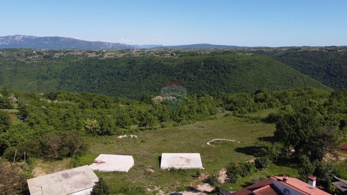 ISTRIA, PIĆAN - Building land 2000m2 + farmland. 4000m2, construction started 