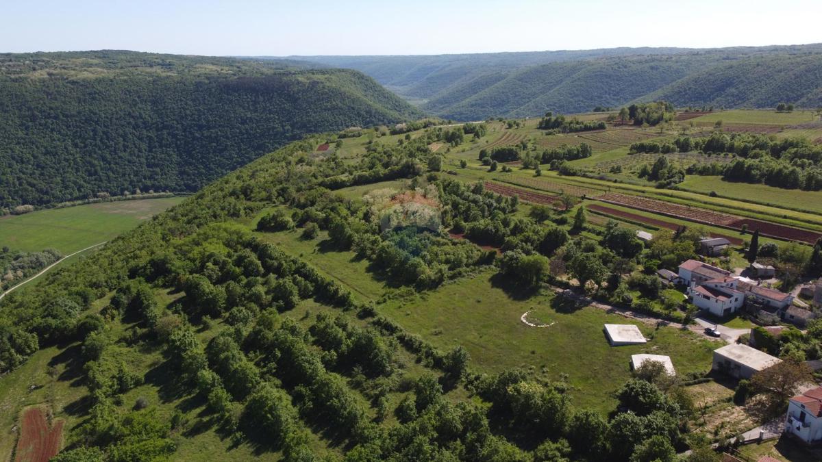 ISTRIA, PIĆAN - Building land 2000m2 + farmland. 4000m2, construction started 