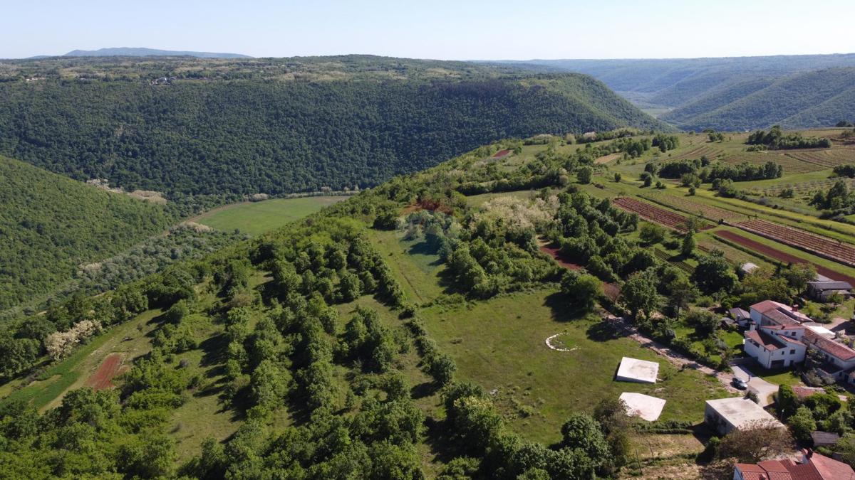 ISTRIA, PIĆAN - Building land 2000m2 + farmland. 4000m2, construction started 