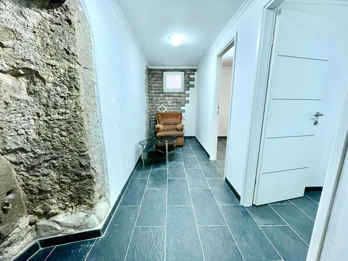 Crikvenica, Selce - Hiša z Dvema Ločenima Stanovanjema 70 Metrov od Morja