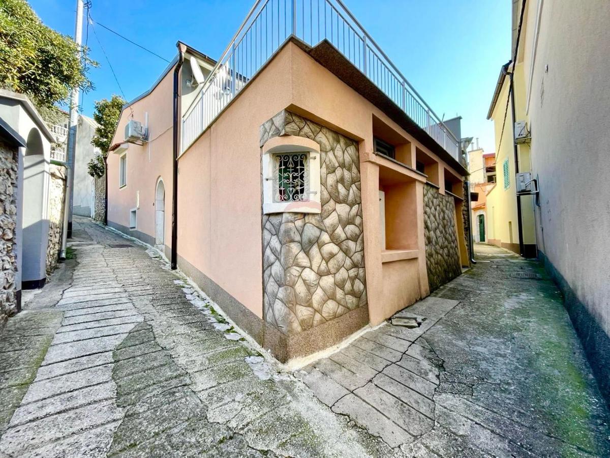 Crikvenica, Selce - Hiša z Dvema Ločenima Stanovanjema 70 Metrov od Morja