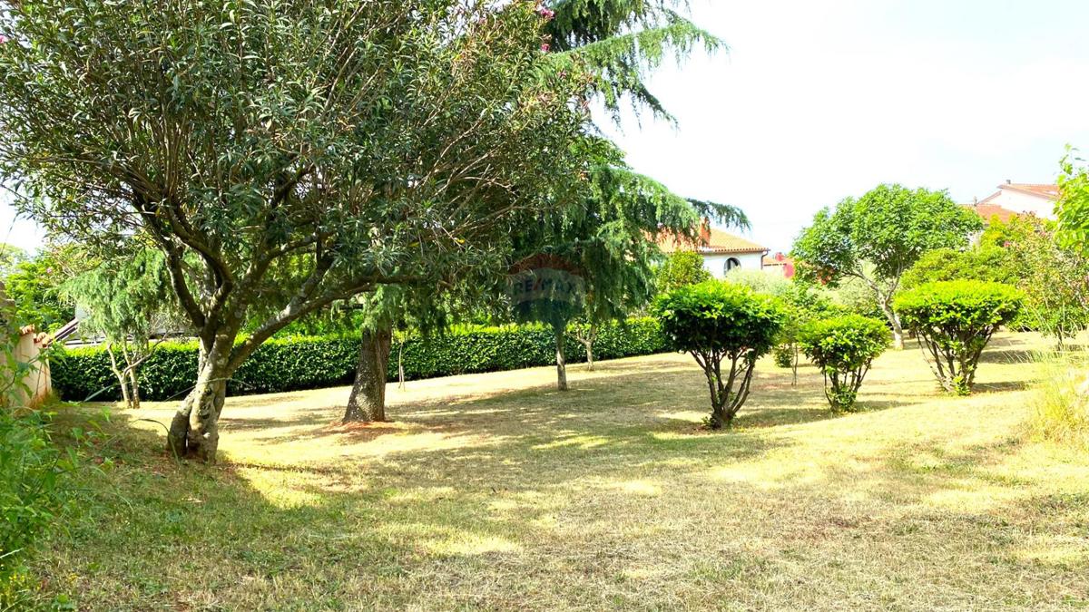 Hiša z veliko parcelo in gradbenim dovoljenjem, le 1,5 km od morja